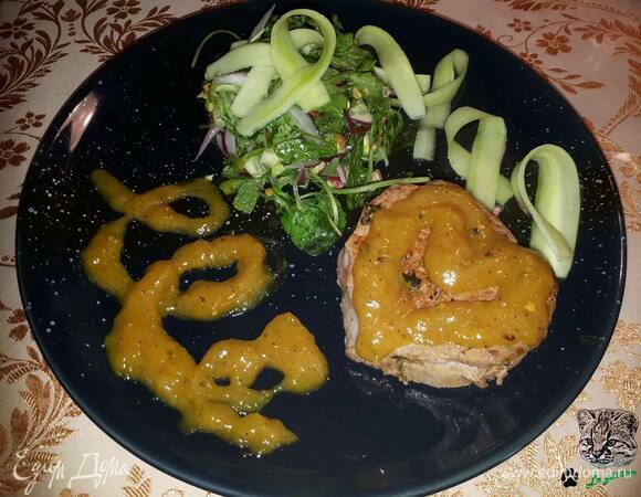 Подавайте вырезку с чатни и салатом.