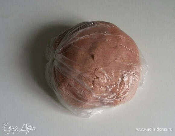 Для теста в глубокую емкость положить просеянную блинную муку, сливочное масло комнатной температуры, измельченную и протертую малину, сахарный песок, а также куриное яйцо. Затем перемешать миксером до состояния крошки, а затем руками вымесить из теста шар (он должен хорошо отделяться от рук и емкости). Положить тесто в пакет и убрать в морозилку на 1 час.