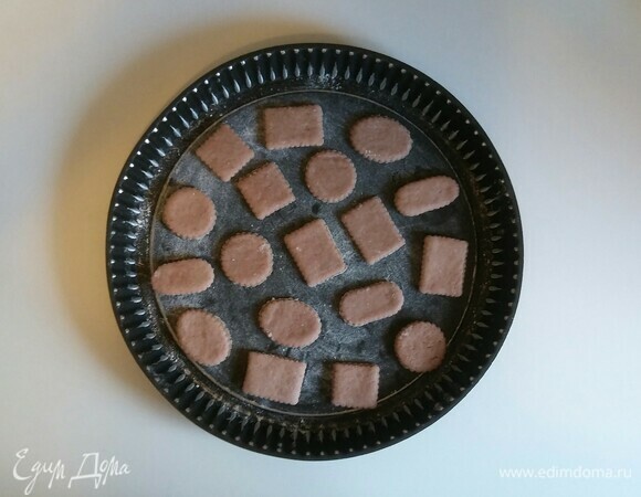 Противень для выпечки чуть посыпать мукой (маслом смазывать не надо). Затем выложить на противень печенье на расстоянии друг от друга. В разогретую до 190°C духовку поставить противень с печеньем на 12 минут (время выпечки зависит от вашей духовки).