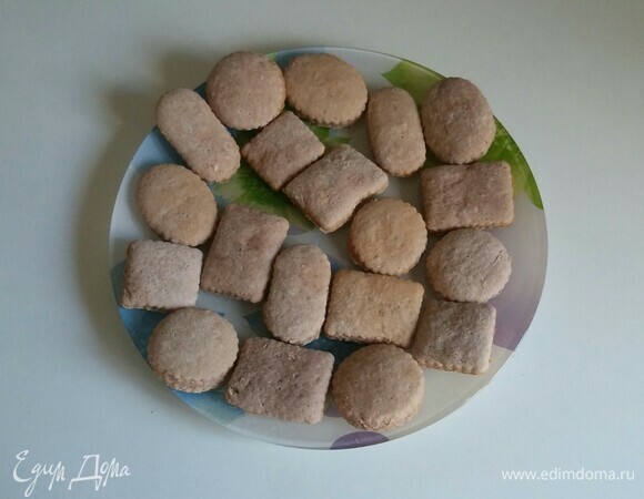 Когда печенье испеклось, нужно сразу переложить его на тарелку и оставить остывать. А когда остыло, то наслаждаться вкусным печеньем с чашкой чая или кофе.