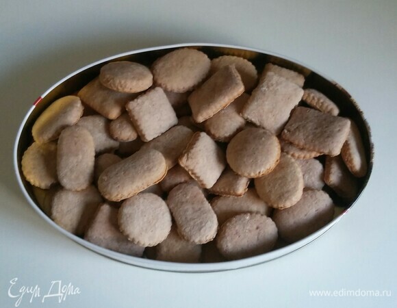 Хранить печенье нужно в жестяной банке, закрыв крышкой, чтобы оно не засыхало. Приятного аппетита!