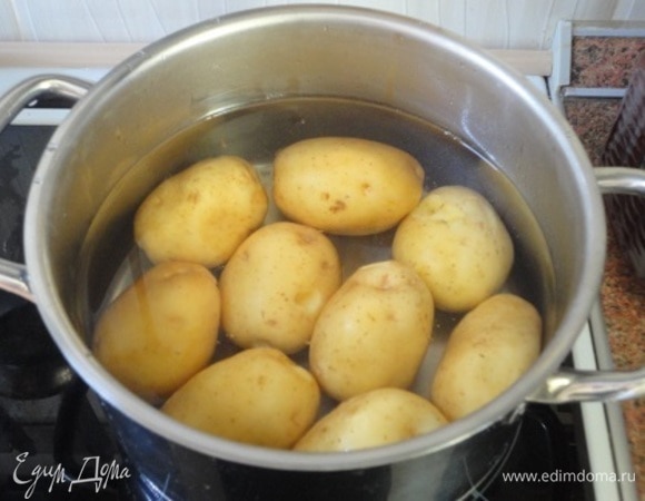 Молодой картофель помыть, но не чистить, отварить в воде с солью до готовности.