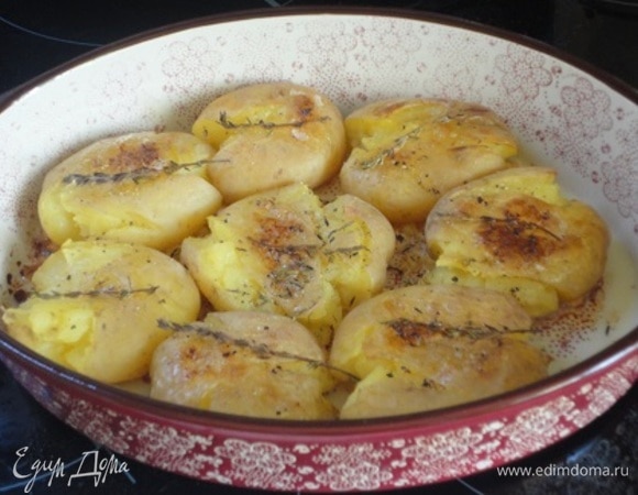 Запекать в верхней части духовки при температуре 200–220°C до аппетитного румянца на картофеле.