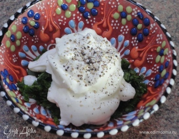 Пока картофель запекается, зелень (укроп, лук и петрушку) измельчить в блендере вместе с чесноком и соединить со сметаной. Посолить, поперчить, перемешать. Зеленый соус готов.