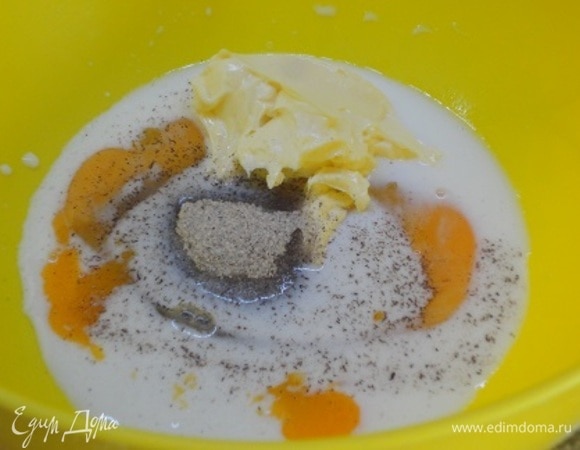 Разогреть духовку до 180°C. Смешать венчиком молоко, сахар, ванильный сахар (или лимонную цедру), яйцо, соль и мягкое сливочное масло.