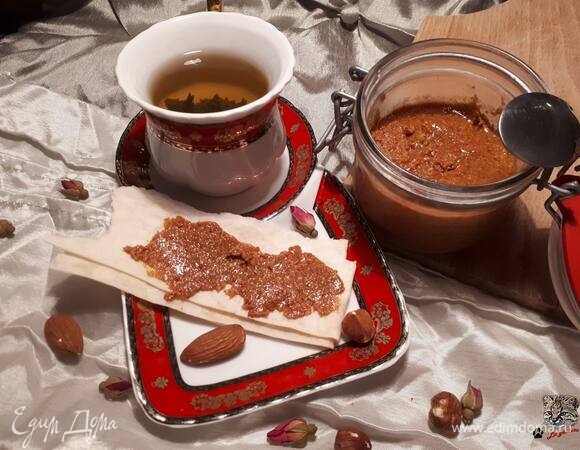 Приготовьте пралине по моему рецепту: https://www.edimdoma.ru/retsepty/143954-praline. Вместо фундука возьмите фисташки.