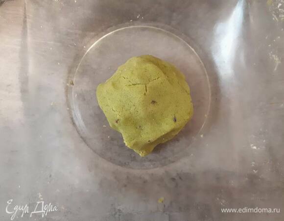 Для краклена смешайте масло, муку и сахар и замесите тесто. Я добавила щепотку чая матча для цвета. Можно не делать краклен, но с ним тесто лучше поднимается и не трескается.