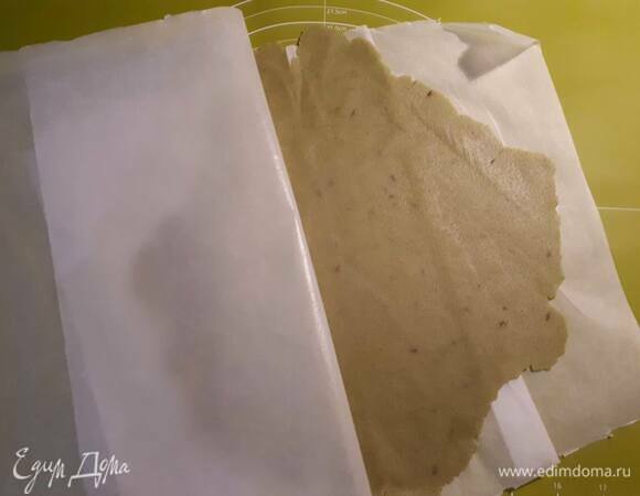 Поместите краклен между двух листов пекарской бумаги и раскатайте до 2–3 мм толщины. Уберите в холодильник.