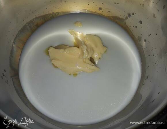 Для теста вскипятите молоко с сахаром, солью и маслом.