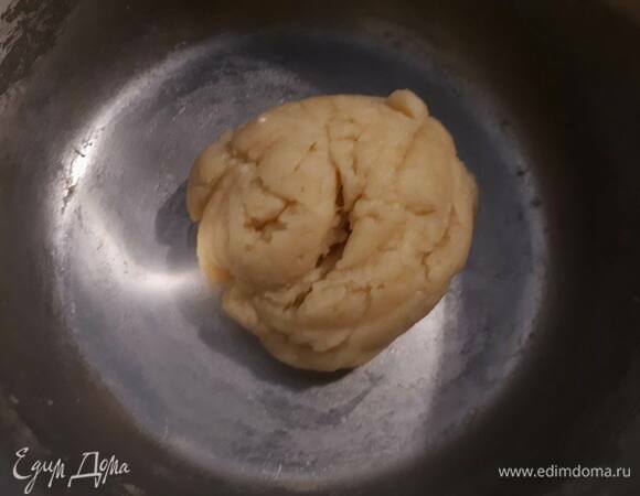 Снимите с огня, всыпьте муку и хорошо размешайте. Получится шар. Дайте ему остыть минут 10.