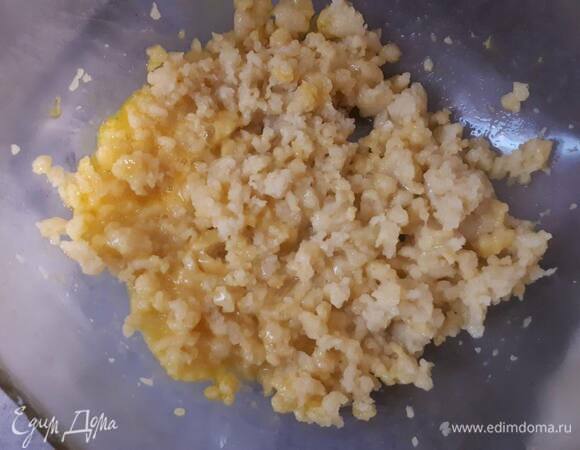 Добавьте яйца по одному, взбивая тесто миксером до однородного состояния.