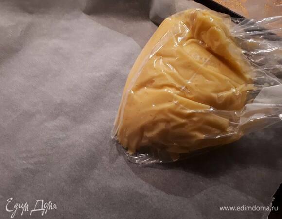 Положите тесто в пакет, отрежьте уголок.