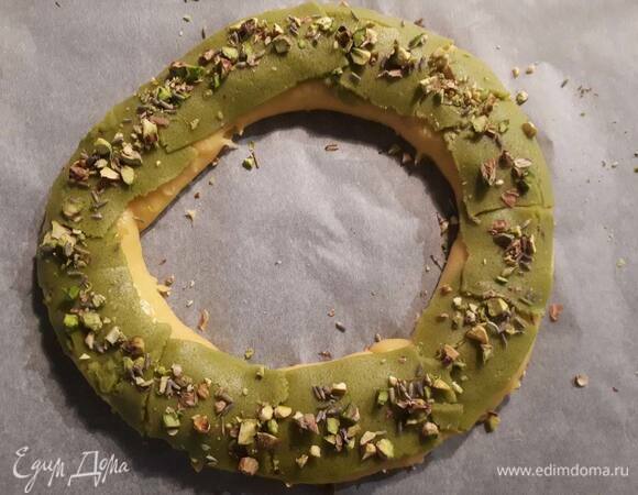 Сверху положите кусочки краклена. Придавливать не нужно, просто положить. Посыпьте рублеными фисташками и лавандой. Поставьте в разогретую до 180°C духовку на 50 минут.