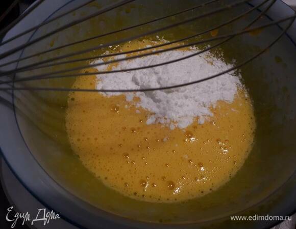 Для крема взбейте желтки с сахаром. Добавьте крахмал и хорошо размешайте.