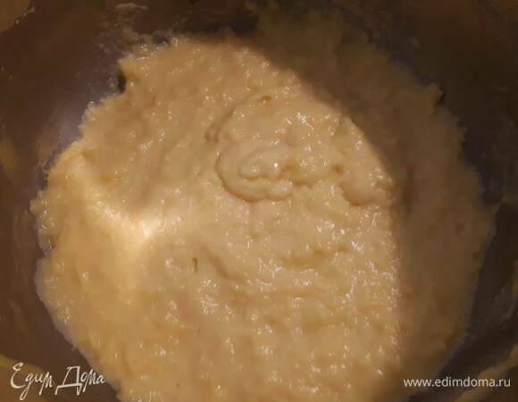 Вскипятите молоко с лавандовой водой (воду процедите). Влейте немного в желтки, размешайте, а затем перелейте все в оставшееся молоко, прогрейте, постоянно помешивая, до загустения. Положите сверху пищевую пленку и дайте остыть до комнатной температуры. У нас получился крем патисьер.