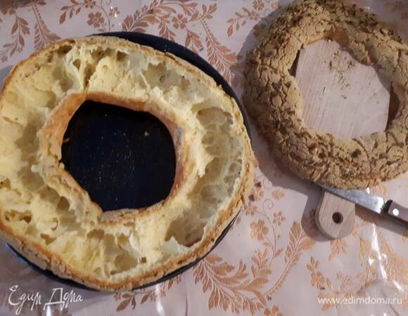 Аккуратно срежьте верхушку готового теста. По желанию можно смазать донышко фисташковым пралине.