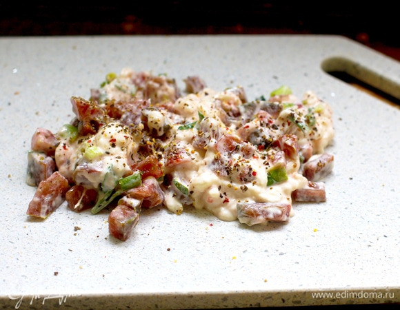 Помидор (максимально мясистый) нарезать мелким кубиком, жидкость слить. Зелень измельчить. Сыр (фета, козий или страчателла) размять. Смешать зелень, сыр, помидор, поперчить массу, попробовать на соль. Лучше недосолить немного.