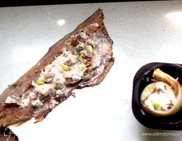 Смазать филе внутри сырной массой, скрутить в рулет, скрепить зубочистками.