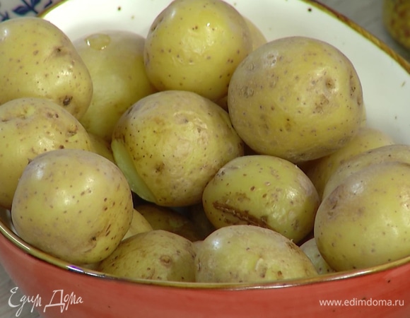 Картофель отварить в мундире.