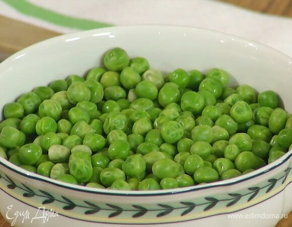 Горошек предварительно разморозить.