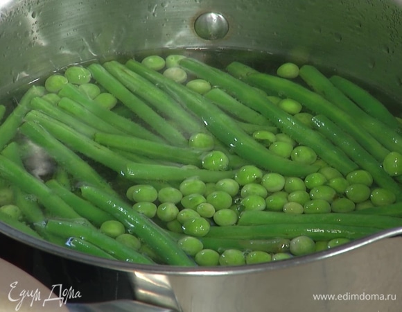 Стручковую фасоль и горошек опустить на несколько минут в кипящую воду, затем откинуть на дуршлаг и выложить в глубокую миску.