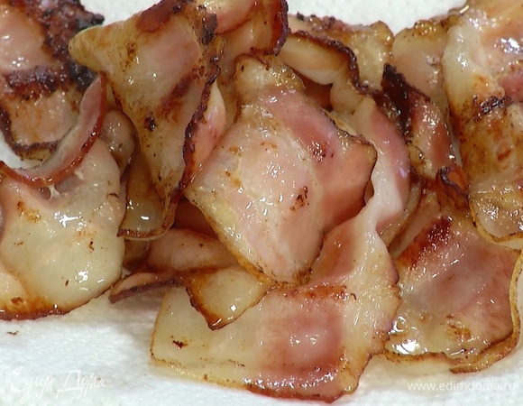 Бекон обжарить с двух сторон на сухой сковороде, затем переложить на бумажное полотенце, чтобы удалить излишки жира.