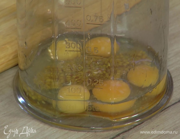 Приготовить майонез: перепелиные яйца, горчицу, соль и уксус поместить в чашу блендера и взбивать, постепенно вливая тонкой струйкой оливковое масло, затем добавить лимонный сок и еще немного взбить.