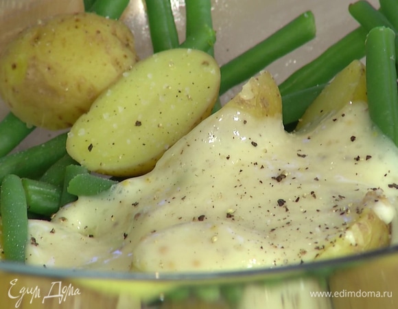 Отваренный картофель нарезать половинками, выложить к фасоли с горохом, заправить майонезом, посолить, поперчить и перемешать.