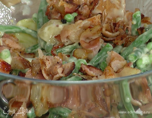 Бекон нарезать небольшими кусочками и добавить в салат.