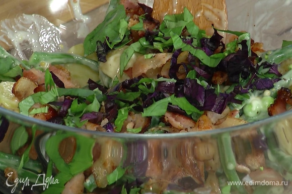Листья базилика измельчить, посыпать салат и выложить его на большую тарелку.
