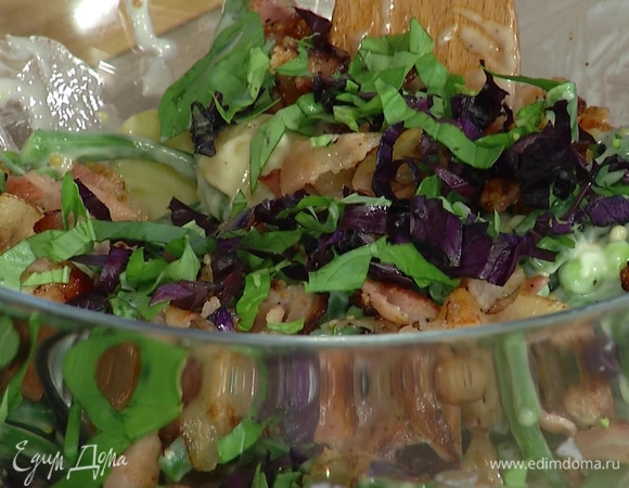 Листья базилика измельчить, посыпать салат и выложить его на большую тарелку.
