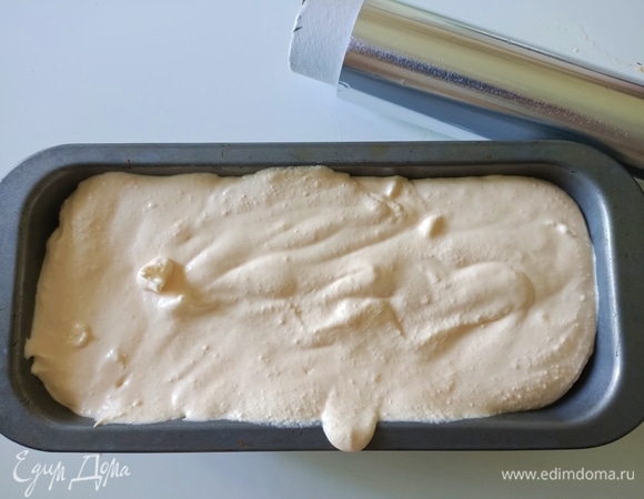 Переложить массу в железную форму. Накрыть фольгой и поставить в морозильную камеру на 6–8 часов.