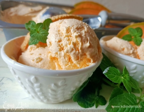 Готовое мороженое разложить по креманкам и подавать. Приятного аппетита!