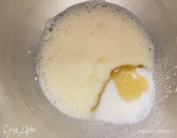 Яйца взбить со щепоткой соли, добавить сахар и мед, взбивать до получения пышной массы.
