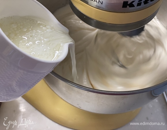 Кефир смешать с растительным маслом, влить к яичной массе. Взбить.