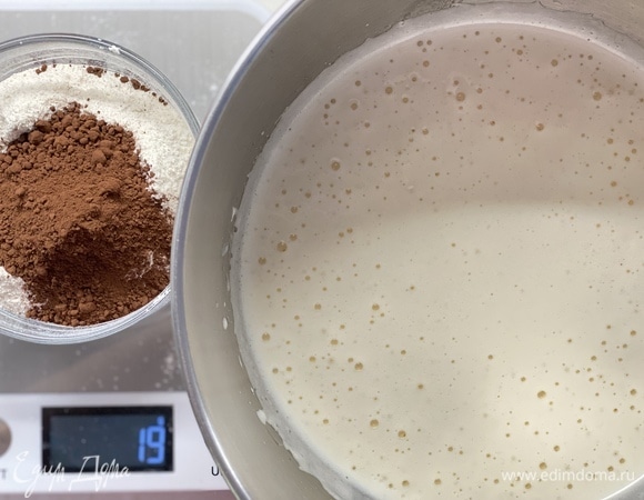 Просеять муку, крахмал, какао, соду, разрыхлитель и перемешать. Смешать с жидкими ингредиентами.