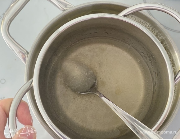 Готовим крем. Желатин залить холодной водой, поставить набухать на 10 минут. Нагреть на водяной бане, растворить. Остудить до комнатной температуры.