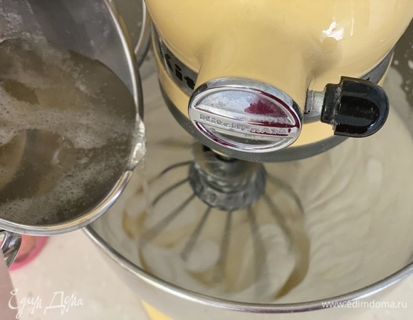 Очень холодные сливки взбить до пиков, добавить холодную сгущенку, взбить. В конце тонкой струйкой влить желатин, взбить до пышности.