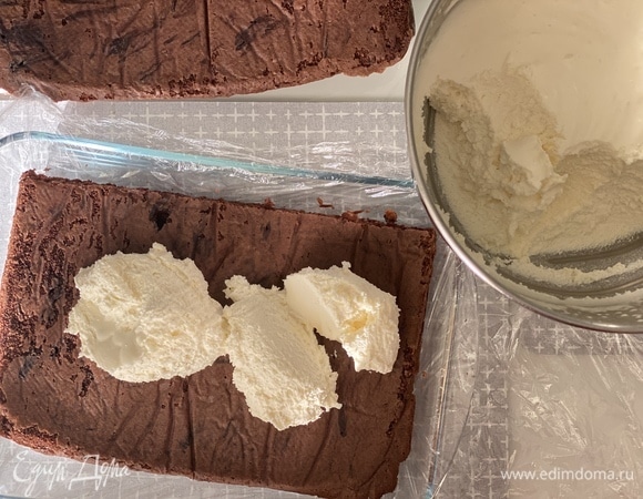 Форму подходящего размера застелить пищевой пленкой, поместить половину бисквита, распределить крем, накрыть второй половина бисквита. Убрать в холодильник на 3–4 часа, нарезать на прямоугольные ломтики. Готово!