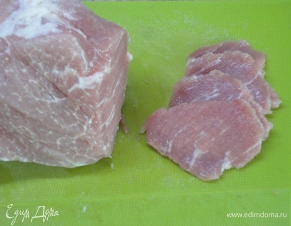 Все ингредиенты для жаркого стараемся нарезать одинаковыми по размеру тонкими кусочками. Мясо не отбиваем, просто тоненько нарезаем. Солим, перчим, перемешиваем. Я еще добавила немного хмели-сунели. В моем детстве эта приправа уже была в магазинах.