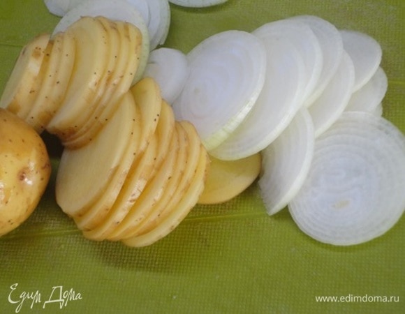 Молодой картофель просто моем и вместе с луком нарезаем так же тоненько.