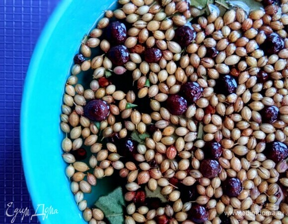 Подготовьте рассол. Для этого необходимо залить специи кипятком и оставить до полного остывания.