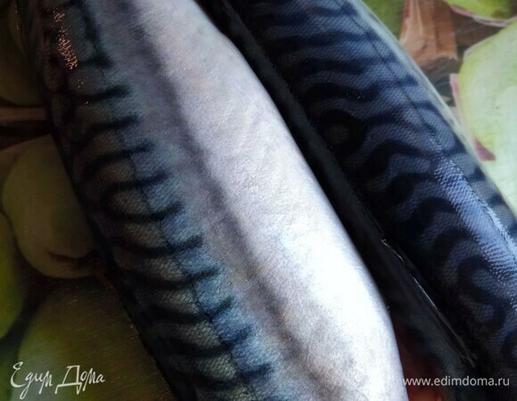 Подготовьте рыбу. Можно использовать свежемороженную, предварительно ее разморозив. Из тушек удалить внутренности, отрезать головы и кончики хвостов. Тщательно промыть и нарезать на куски шириной 4 см.