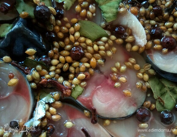 Уложить кусочки в кастрюлю и залить остывшим рассолом. Я использую литровую кастрюлю, тогда рассол полностью покрывает рыбу. Убрать в холодильник минимум на 8 часов. Далее можно вынуть скумбрию из рассола, переложить в стеклянную банку и добавить немного масла, чтобы дольше сохранить свежесть. Но мне не приходится этого делать — все съедается за 1–2 дня с лучком и вареной картошечкой. Приятного аппетита!