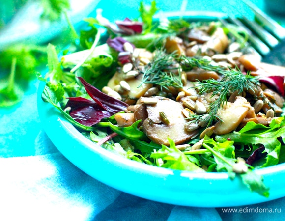 На блюдо выложить салат, шампиньоны, на них — петрушечный соус, все щедро посыпать семечками. Подавать лучше теплым.