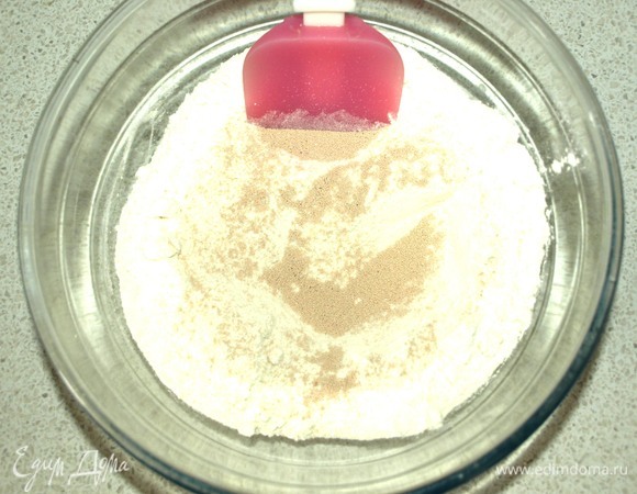 Все продукты должны быть комнатной температуры. В миске соединить просеянную муку, соль, сахар и дрожжи.