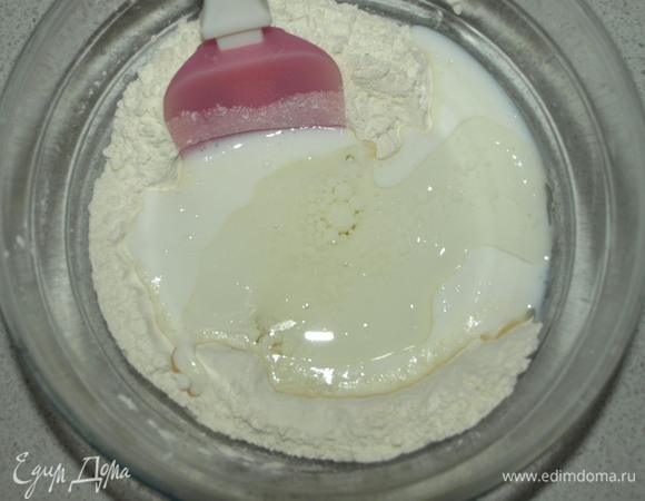 Добавить кефир и растительное масло. Замешиваем мягкое тесто. Если необходимо, добавьте немного кефира.