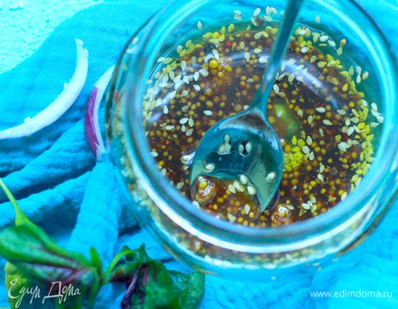 Все ингредиенты для соуса сложить в банку и потрясти.