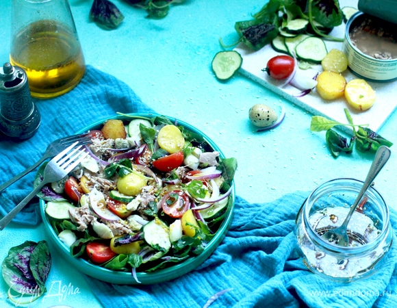 На блюдо выложить горсть любых листьев салата (у меня амарант и рукола), сверху разложить черри, тунца, огурцы и яйца. Полить салат заправкой.