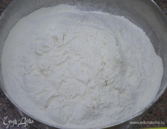 Смешать муку пшеничную с крахмалом, солью и разрыхлителем.